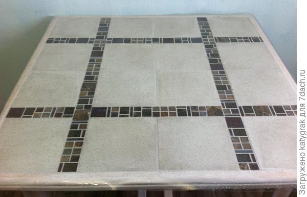 Так как столом активно пользуемся, положили на столешницу акриловое покрытие