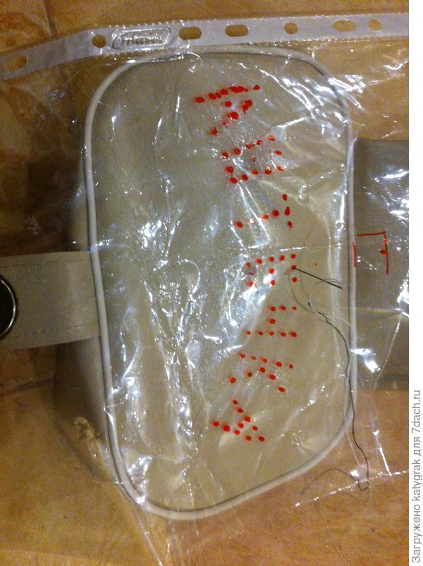 На файлике точечками написала АПТЕЧКА и иголкой натыкала эту надпись на верхней части будущей аптечки.