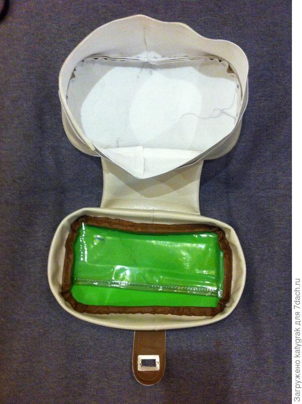 Сшиваю нижнюю часть аптечки, вставив в шов готовую верхнюю часть