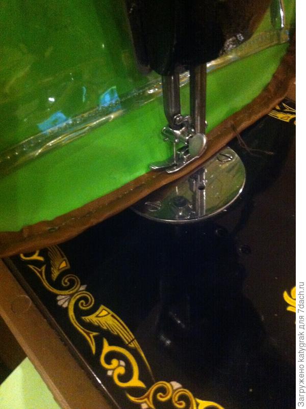 Пришиваю зеленый пластик с карманом к внутренней стороне верхней части аптечки