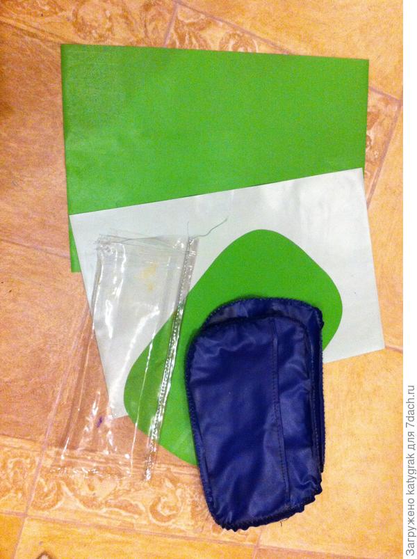 Внутренние синие пластиковые детали я решила заменить на такой же пластик, только зеленого цвета (нашла в закромах несколько листочков от еще советских наборов для творчества)