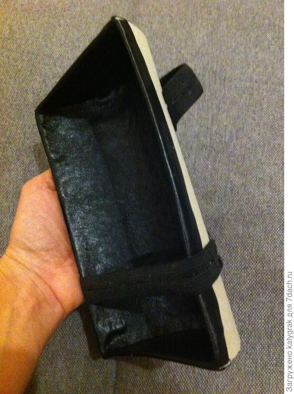 Отогнула резинки и заклеила внутреннюю часть вкладки кожей с загибом на внешнюю часть