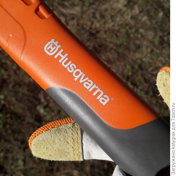 На рукояти имеется прорезиненная вставка - чтобы из ладошки не выскользнул))