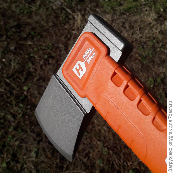 Сам топор имеет стойкое покрытие