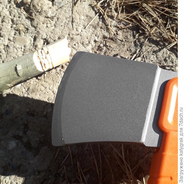 По назначению топорик, тоже уже использовала - срубила сухую ветку с сосны.