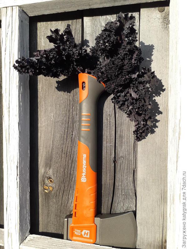 Что позволяет, использовать топорик в качестве вазочки)))