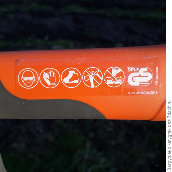 Есть пара ограничений в использовании: нельзя стучать по обуху и использовать этот топорик для расклинивания.