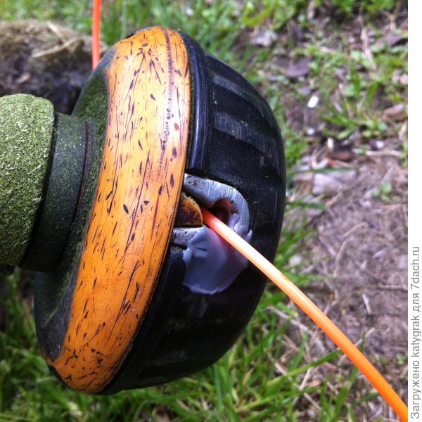 &quot;Ямку&quot; замазывала клеем для металла.