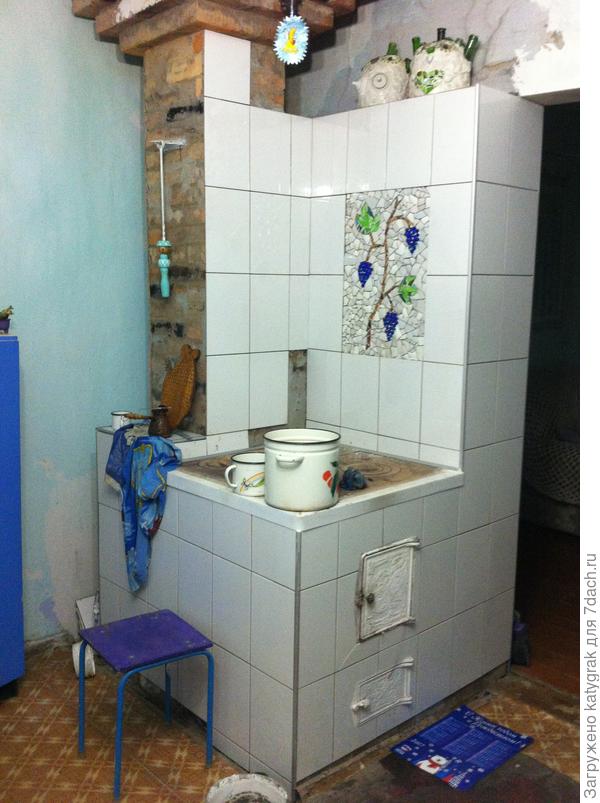 24.12.2017. Не дожидаясь весны, делая перерывы в топках клеила кафель.