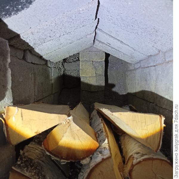 Кирпичи свода, с которыми тогда пришлось повозиться, зато теперь они держатся даже без раствора. Уже пять сезонов интенсивного использования...