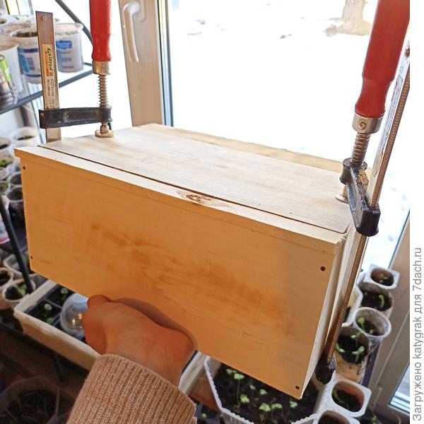 Собирала детали короба на клей и гвоздики
