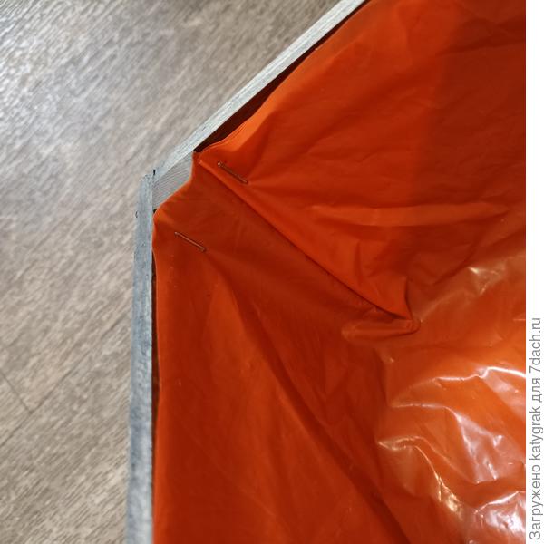 Распрямила пленку и закрепила по углам скобами