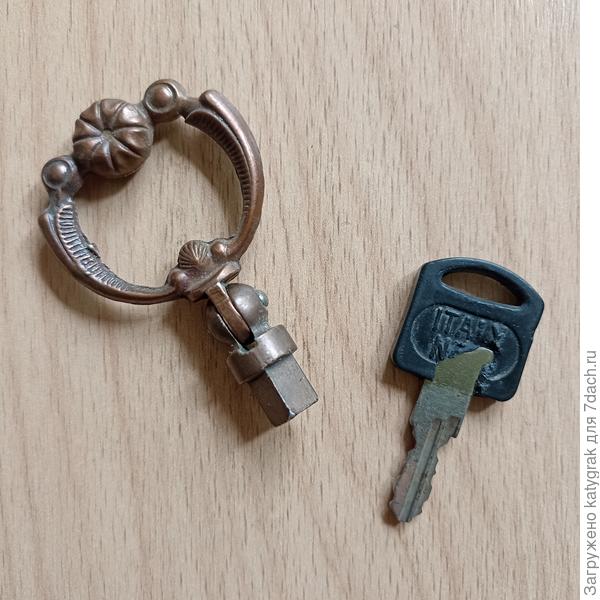 Сломанный ключ и мебельная ручка