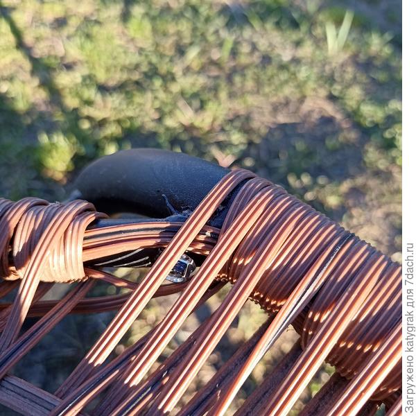 Саморезы скрыты под плетением