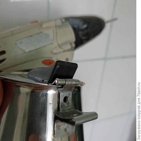 Высверлила отверстие