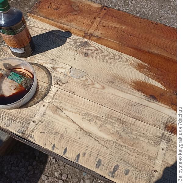 Обработала морилкой