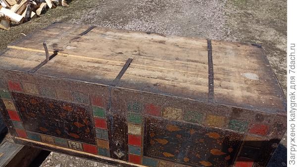 Требующее ремонта дно сундука