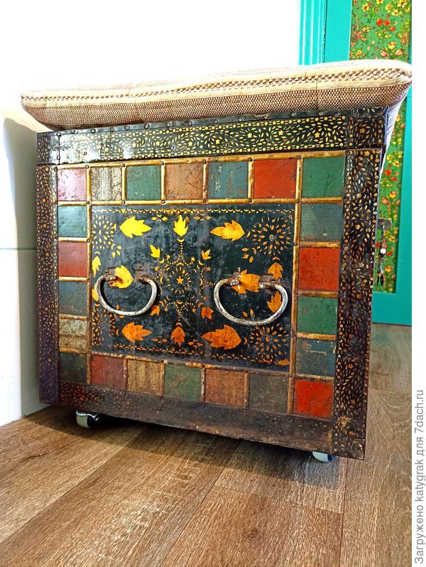 Занесли сундук обратно в дом