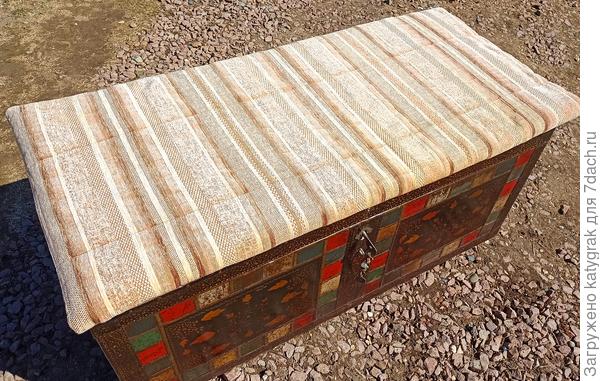 На крышку сшила подушку-сидушку