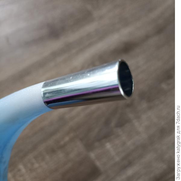 На горячий пластик одела металлический цилиндрик