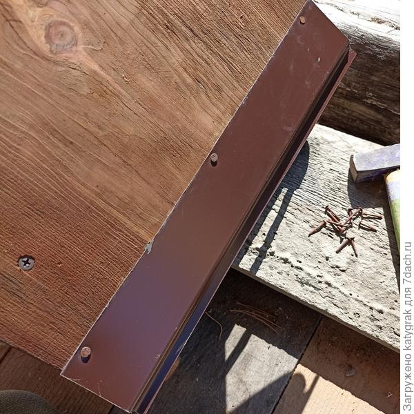 Пробивала полоску металла на короткие гвоздики