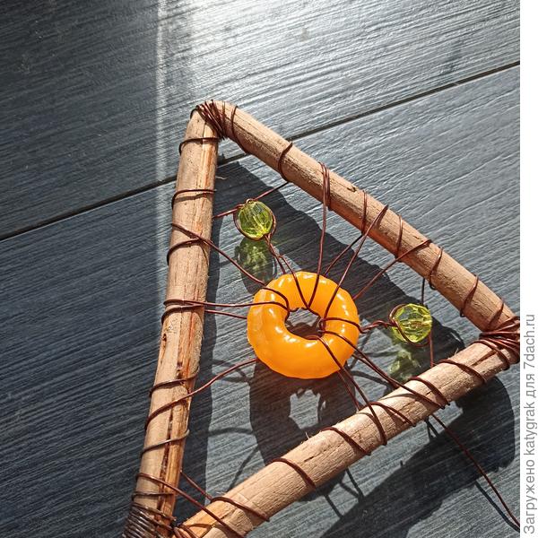 Зафиксировала пару акриловых бусин по углам треугольника