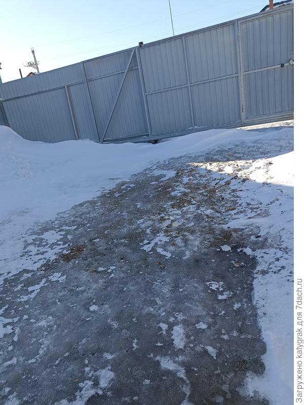 Открытая парковка для авто сейчас отсыпана щебнем, без какой-либо подложки.