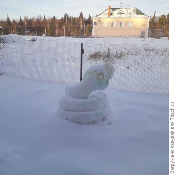 Неделю не выстояла, пришлось браться за змею повторно (хотя наклон головы был прикольный, специально так бы не смогла слепить🙂).