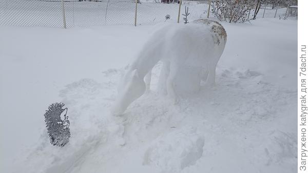 На спине волосатость залепила снегом, к задней части пока не могу подступиться из-за смеха.