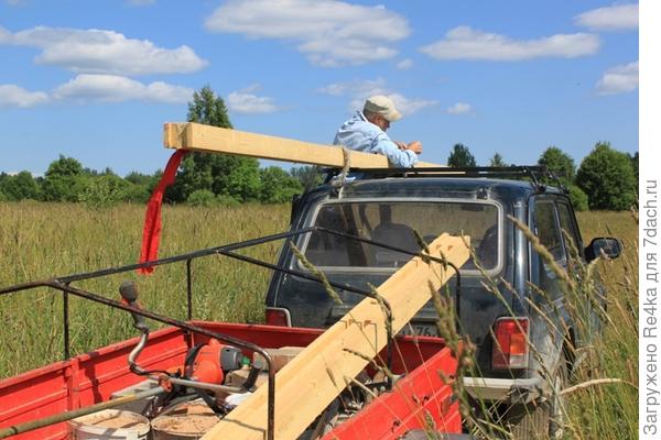 Иногда приходилось останавливаться и перевязывать сваливающийся груз.