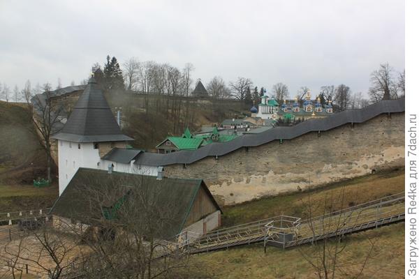 Свято-Успенский Псково-Печерский мужской монастырь. Вид из-за стены.