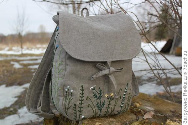 Травки муравки на рюкзаке.