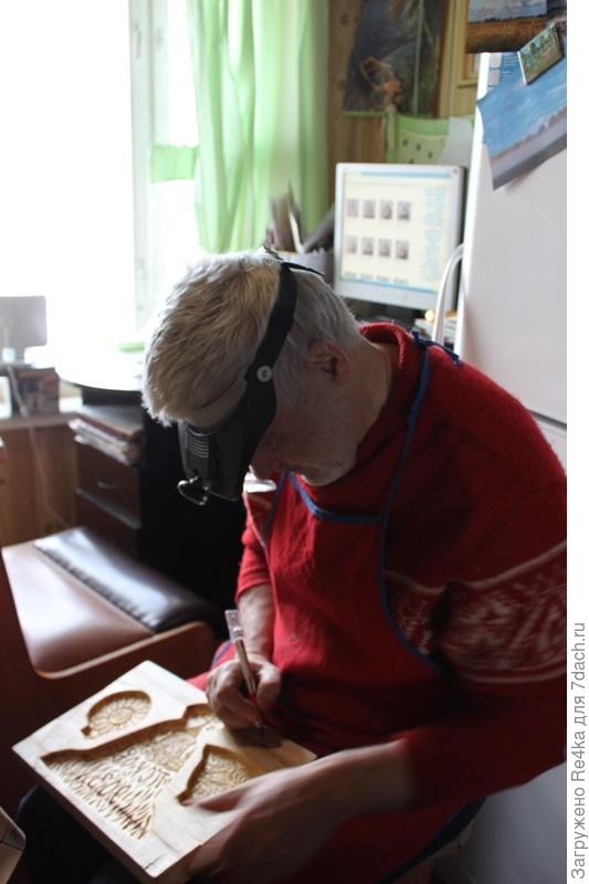 Владиленыч режет доски.