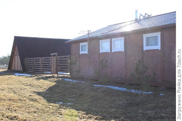 Остатки снега с западной стороны.