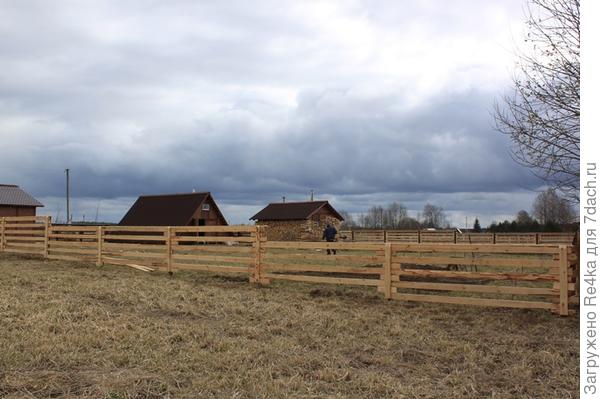 Северная сторона забора снаружи.