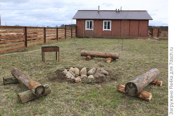 Костровая поляна в начале мая.