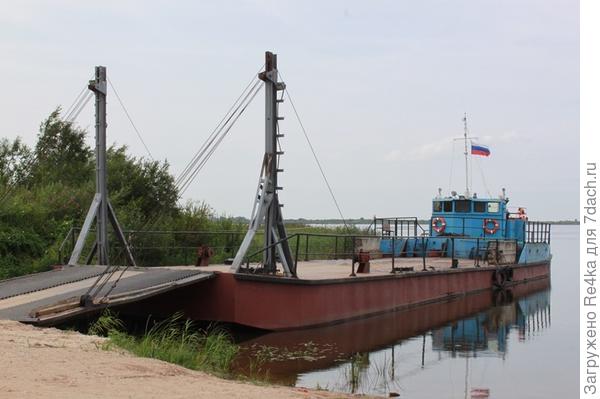 Паром вошёл в порт. Все разъехались. Уехал и паромщик по своим делам.