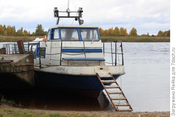 Пришвартованный катер на берегу пограничной речки.