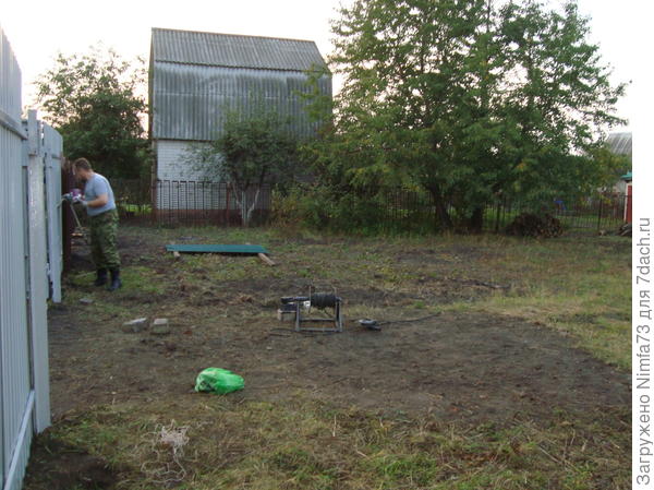 Расчищаем и ставим забор