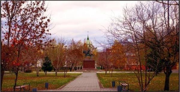 Новый сквер на месте старого и запущенного комсомольского парка. Фотография с сайта http://www.svadba22.org