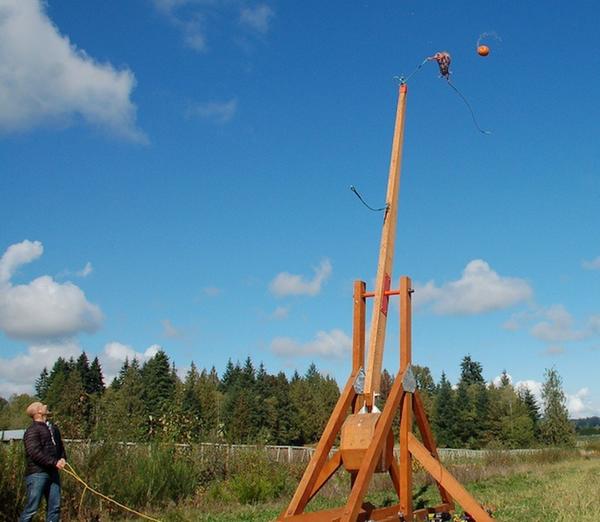Стрельба тыквами из специальной катапульты. Фото с сайта myvancity.ca