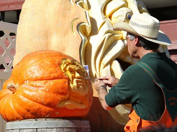 В процессе творчества. Фото с сайта pumpkinfest.miramarevents.com