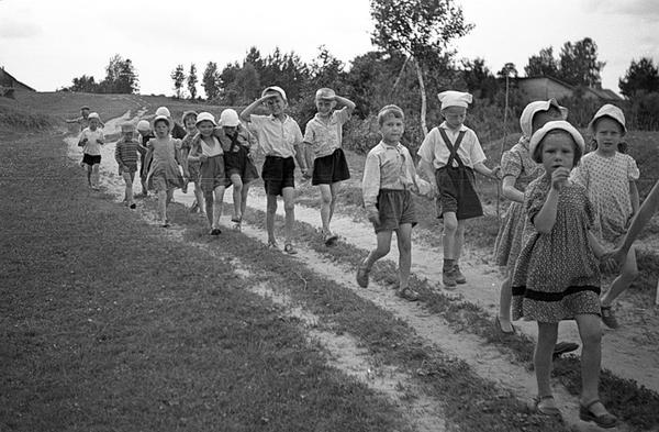 Младшие школьники на летних дачах. Фото с сайта cdn.fishki.net