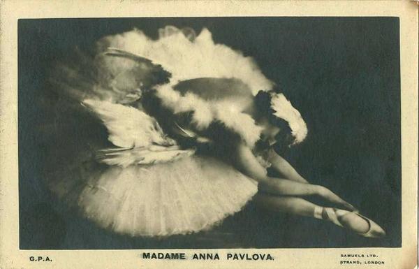 Старинная открытка с русской балериной Анной Павловой (танец "Умирающий лебедь"). Фото с сайта lenta.co