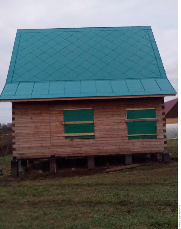 Наша избушка на бетонных ножках стоит, ждет тепла, и пойдет снова работа...