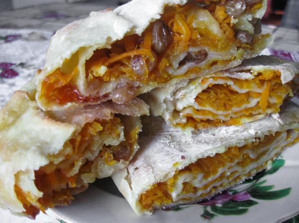 Готовый пирог имеет тонкую хрустящую корочку, густо посыпанную сахарной пудрой. Объедение!