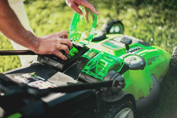 Газонокосилка Twin Force от компании Greenworks имеет два аккумулятора, которых хватает на 120 минут автономной работы