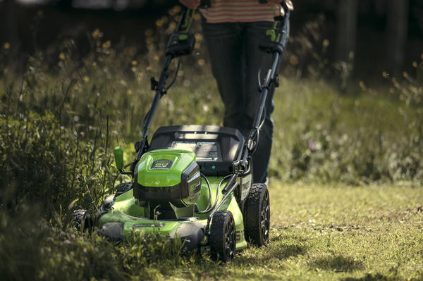Газонокосилка Greenworks GD60LM51SP позволяет работать с любым типом травы