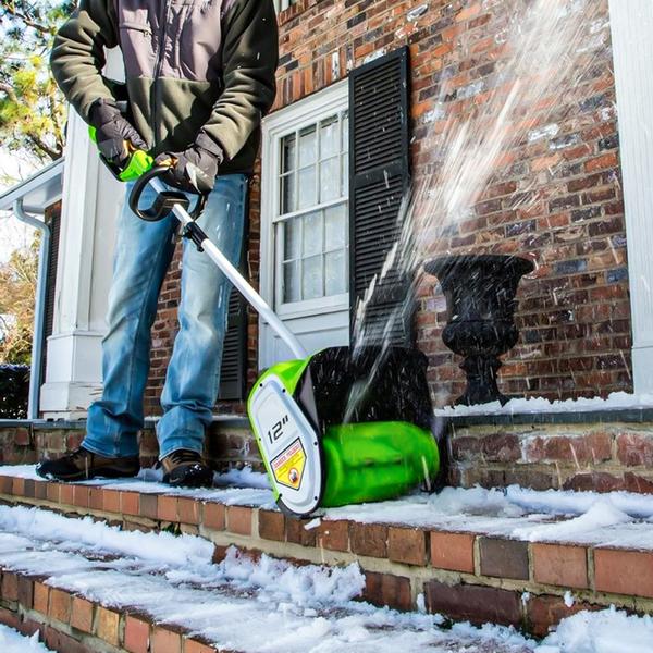 Аккумуляторная снеголопата - надежный помощник при расчистке снега