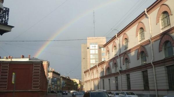 Петербуржцы засняли февральскую радугу над Литейным проспектом. Фото с сайта forpost-sz.ru